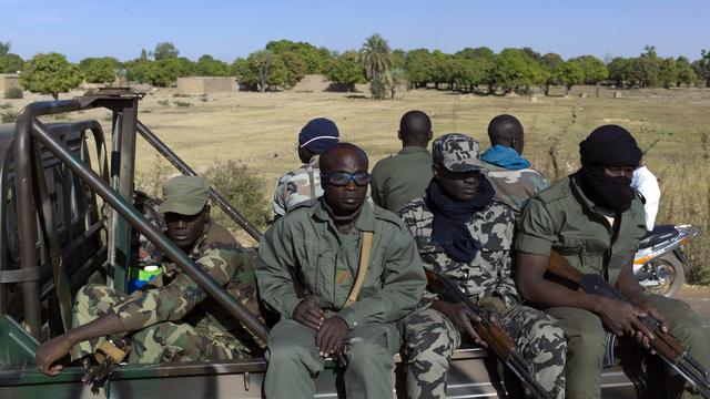 Des soldats maliens se rendant à Niono, vendredi 18 janvier. [Thibault Camus / AP Photo]