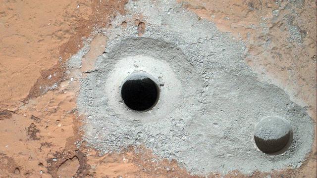 Le premier trou creusé par le robot Curiosity sur Mars. [AP Photo/NASA]