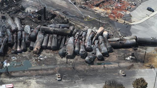 Les images aériennes des restes des wagons qui ont explosé au Québec témoignent de la violence du choc. [AP - Ryan Remiorz]