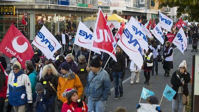 La fonction publique du canton de Neuchâtel manifeste à l'appel des syndicats neuchâtelois contre les mesures d'austérité du gouvernement, samedi 16 novembre à La Chaux-de-Fonds.