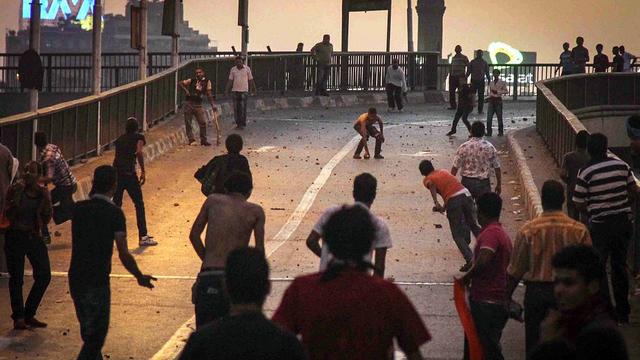 Les deux camps se jetaient des pierres sur le pont du 6-Octobre à proximité de la place Tahrir du Caire. [EPA/HASSIM DABI]