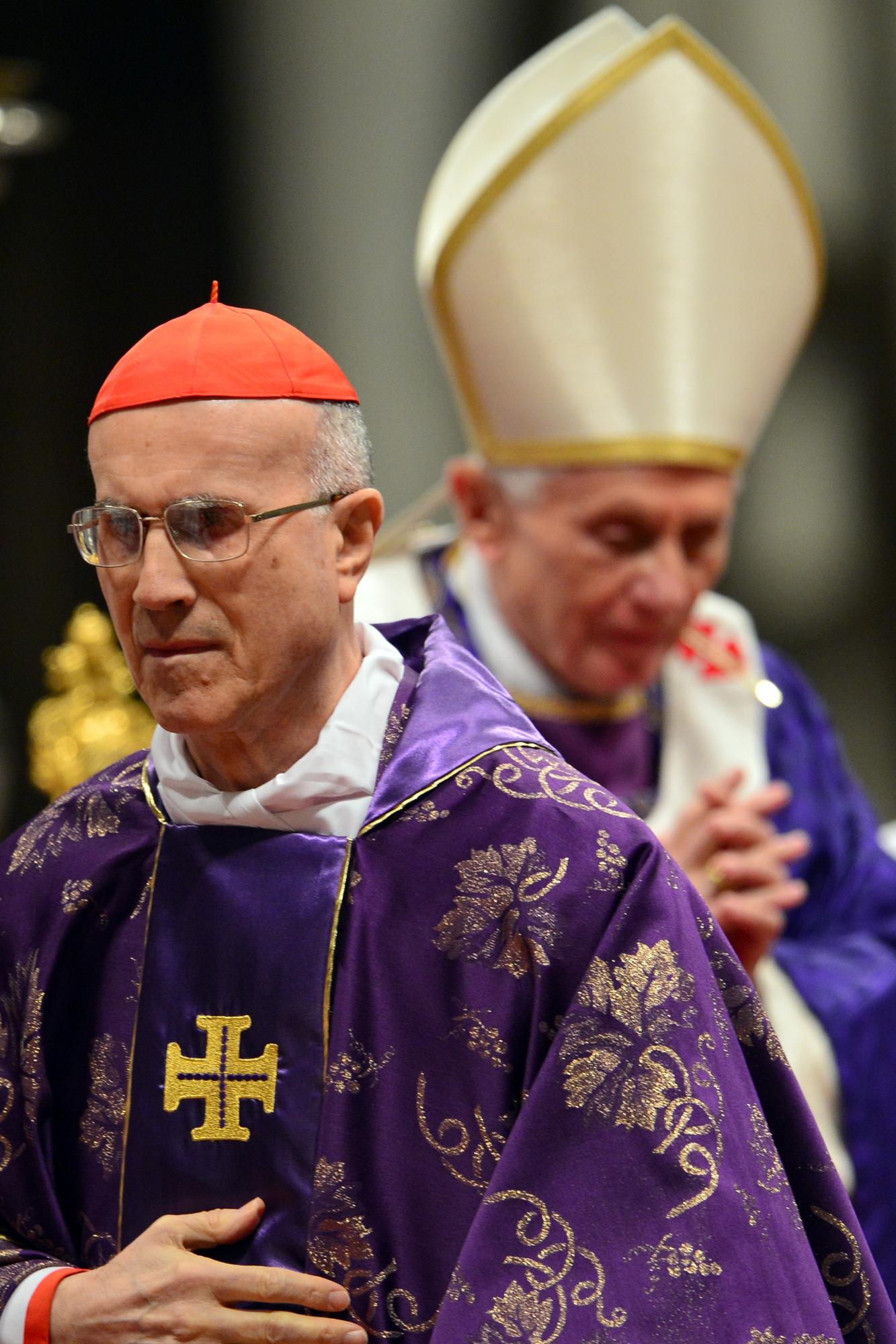 Tarcisio Bertone, camerlingue, numéro 2 du Vatican, il remplacera le pape durant le siège vacant [AFP - GABRIEL BOUYS]