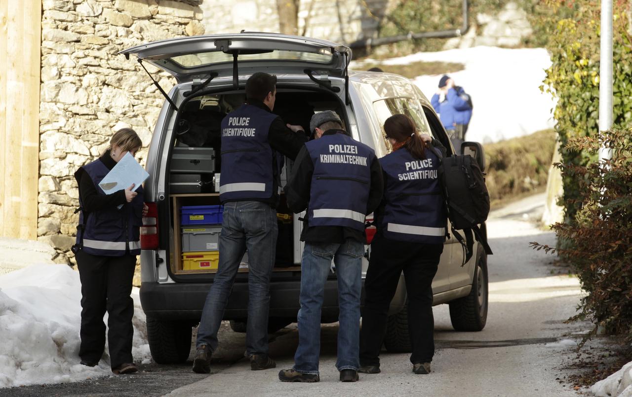 Les enquêteurs de la police scientifique sont au travail à Daillon. [REUTERS - Denis Balibouse]