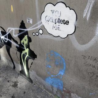 "You complete me", oeuvre de l'artiste Banksy dans les rues de Manhattan à New York. [EPA/Keystone - Jason Szenes]