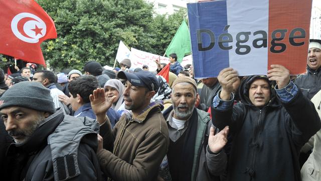 Les manifestants pro-Ennahda ont défilé à Tunis scandant des slogans hostiles à la France. [Fethi Belaid]