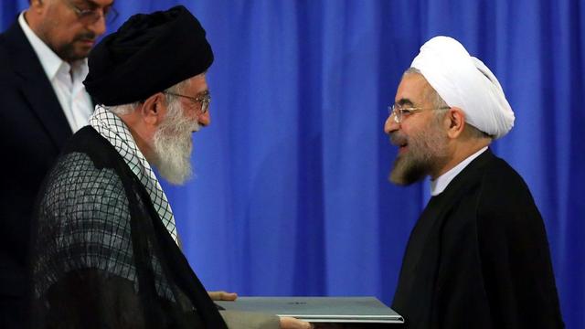 L'ayatollah Khamenei (à gauche) remet le décret d'investiture à Hassan Rohani. [EPA/IRAN SUPREME LEADER WEBSITE]