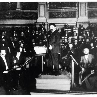Arthur Nikisch à la tête du Berliner Philharmoniker en 1910 (env.). [Deutsche Grammophon]