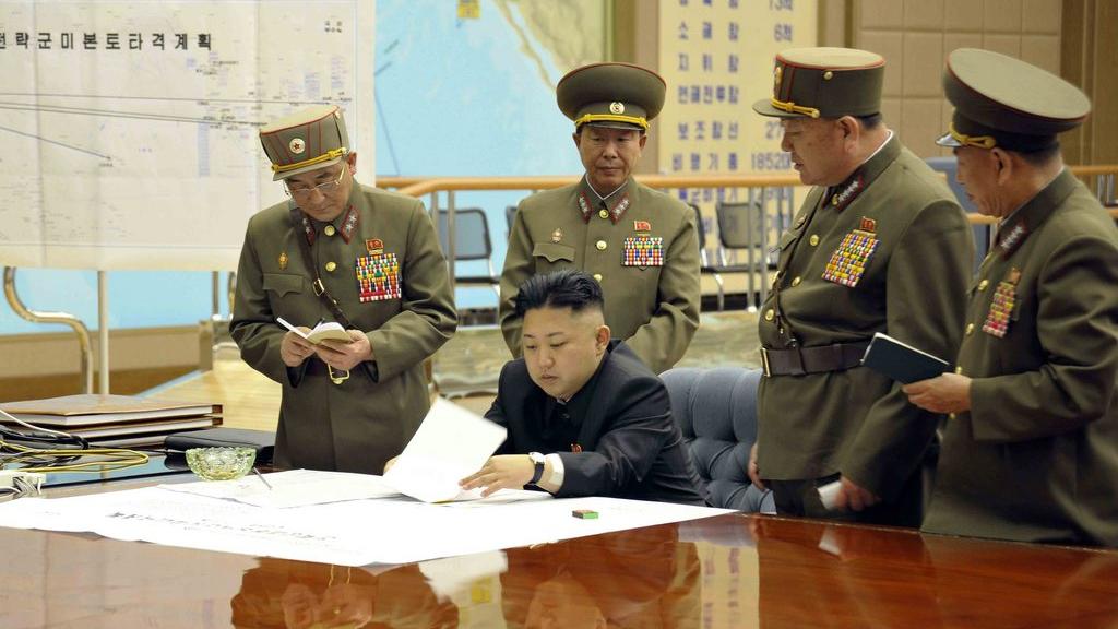 Le leader de la Corée du Nord, Kim Jong-Un, en réunion avec ses généraux. [EPA/Keystone - KCNA]