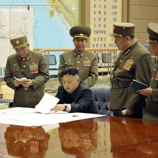 Le leader de la Corée du Nord, Kim Jong-Un, en réunion avec ses généraux. [EPA/Keystone - KCNA]