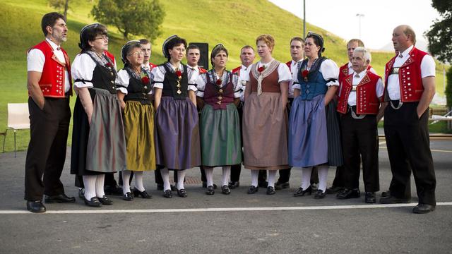 Un choeur entonne des chants traditionnels le jour de la fête nationale suisse dans le canton d'Appenzell. [Ennio Leanza]