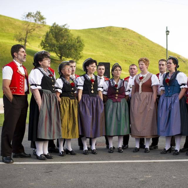 Un choeur entonne des chants traditionnels le jour de la fête nationale suisse dans le canton d'Appenzell. [Ennio Leanza]