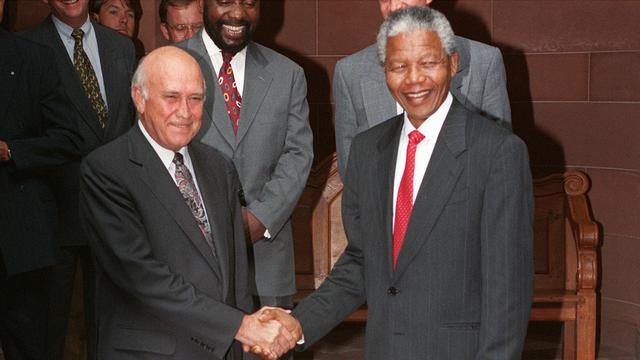1993 - Frederik de Klerk et Nelson Mandela (Afrique du Sud) - Le président sud-africain et celui qui lui succédera en 1994 reçoivent le prix Nobel de la paix pour "leur travail pour l'élimination pacifique du régime de l'apartheid et pour l'établissement des fondations d'une Afrique du Sud nouvelle et démocratique".
