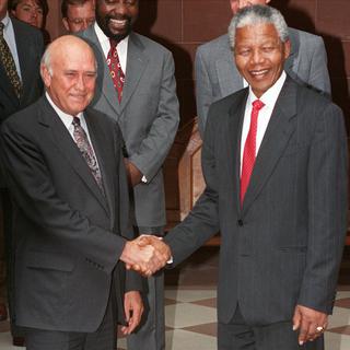 1993 - Frederik de Klerk et Nelson Mandela (Afrique du Sud) - Le président sud-africain et celui qui lui succédera en 1994 reçoivent le prix Nobel de la paix pour "leur travail pour l'élimination pacifique du régime de l'apartheid et pour l'établissement des fondations d'une Afrique du Sud nouvelle et démocratique".