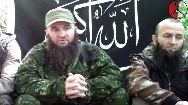 Image de la vidéo diffusée par le chef des islamistes du Caucase russe Dokou Oumarov (à gauche).