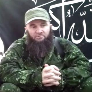 Image de la vidéo diffusée par le chef des islamistes du Caucase russe Dokou Oumarov (à gauche).