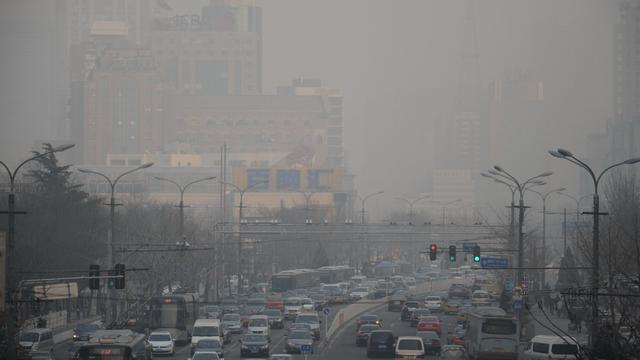 Le trafic continue à Pékin malgré la pollution qui étouffe la ville. [IMAGECHINA]