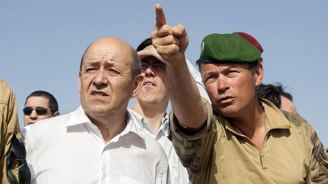 Le ministre français de la Défense Jean-Yves Le Drian était sur place dans le nord du mali le 7 mars dernier. [EMA-ECPAD/AFP - Arnaud Roine]