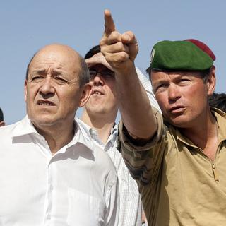 Le ministre français de la Défense Jean-Yves Le Drian était sur place dans le nord du mali le 7 mars dernier. [EMA-ECPAD/AFP - Arnaud Roine]