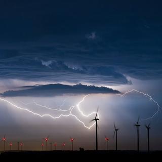 En plus de modifier la densité des nuages, le Téramobile permettrait de détourner la foudre. [Patrick Pleul]