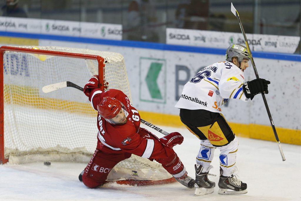 Lino Martschini ( blanc) devance Florian Conz pour marquer le but de la victoire. [VALENTIN FLAURAUD]