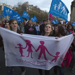 Le mariage gay divise la France. [Michel Euler]