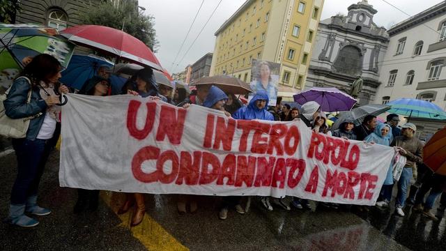 Sous une pluie battante, les manifestants ont demandé que les terres polluées soient assainies. [EPA/Ciro Fusco]