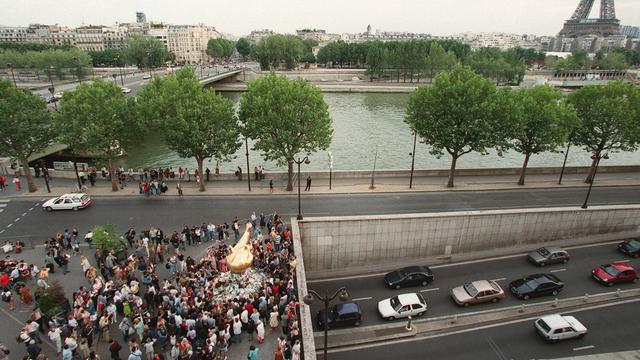 vue aérienne du pont de l'Alma, le 31 août, et de la flamme de la statue de la liberté, où la princesse Diana a trouvé la mort en 1997.