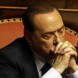 Silvio Berlusconi dans l'attente. (AP Photo/Keystone)