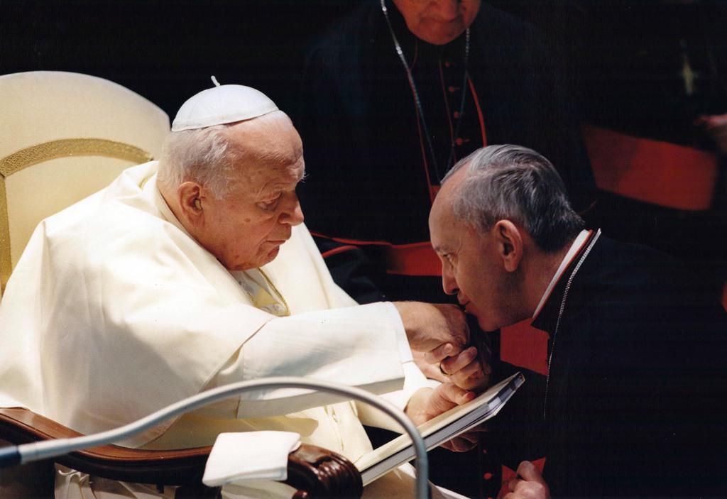 Image non datée montrant le cardinal de Buenos Aires embrasser la main du pape Jean-Paul II au Vatican. [KEYSTONE - Mise à disposition: Sergio Rubin]