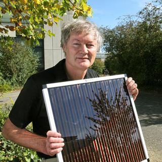 Les cellules solaires de l'EPL ont été conçues par le chercheur Michael Grätzel. [EPA/Technology Academy/HO]