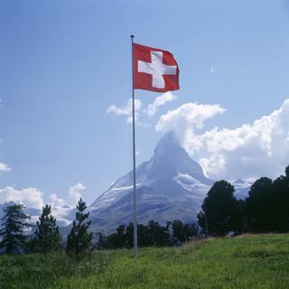 Un drapeau suisse devant le Cervin, tout un symbole helvétique... [Keystone - Str]