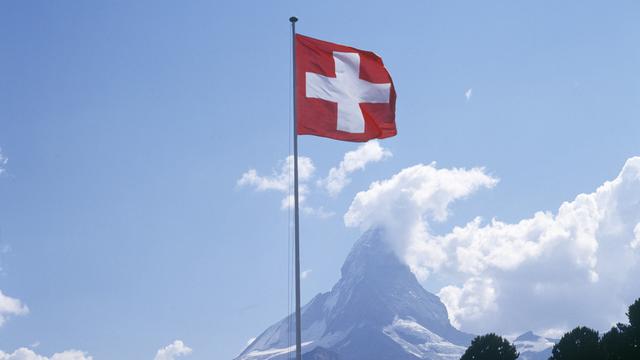 Un drapeau suisse devant le Cervin, tout un symbole helvétique... [Keystone - Str]