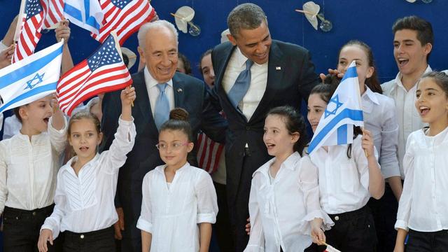 Barack Obama, Shimon Peres et les enfants d'une résidence de Jérusalem. [KEYSTONE - EPA/AMOS BEN GERSHOM]