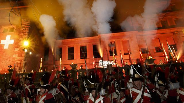 Les fusiliers de la société des Vieux-Grenadiers de Genève ont lancé une salve de tirs à l'occasion de la cérémonie du Bicentenaire de la Restauration de l'indépendance genevoise. [Keystone - Salvatore Di Nolfi]