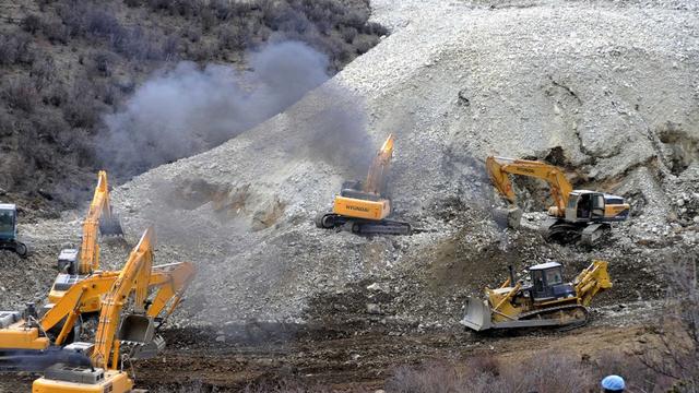 Les secours s'activent pour dégager les travailleurs ensevelis dans une mine au Tibet. [AP Photo/Xinhua, Chogo]