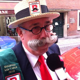 Jean Pierre Homblé, la plus belle moustache de l'année et membre de l'ordre des amis du Manneken Pis. [RTS - Joëlle Jungo]
