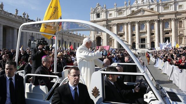 Benoît est arrivée Place Saint-Pierre à Rome alors que des milliers de fidèles s'étaient déplacés pour saluer le pape. [Michael Sohn]