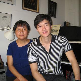 Wang Yaping et Louis Schwizgebel: une éducation "à la chinoise" qui a contribué à faire du fils un pianiste virtuose. [Alain Arnaud]