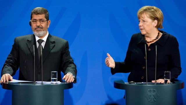 Le président égyptien Mohamed Morsi compagnie de la chancelière allemande Angela Merkel, le 30 janvier à Berlin. [Sven Hoppe / EPA]