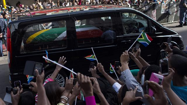 Les Sud-Africains étaient nombreux jeudi matin à rendre hommage à Nelson Mandela à l'arrivée de son cercueil à la présidence à Pretoria. [Ronen Zvulun]