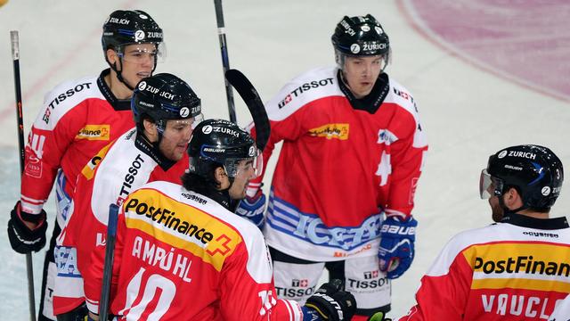 Les Suisses se congratulent après l'ouverture du score de Bieber. [Arno Balzarini]