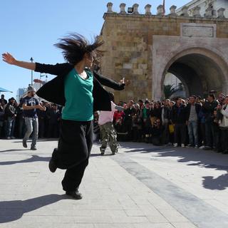 Danseurs de rue en Tunisie. [Thibaut Cavaillès]