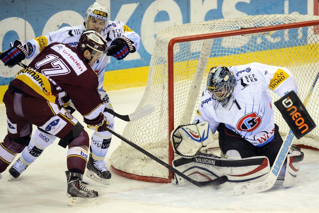 Arnaud Jacquemet (17) met en danger le gardien Conz. [LAURENT GILLIERON]