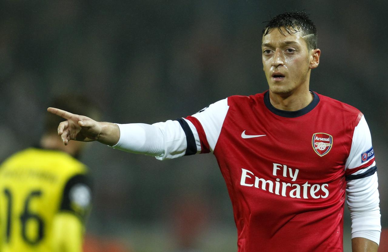 Özil et Arsenal pourraient prendre la direction des huitièmes mardi. [REUTERS - Ina Fassbender]