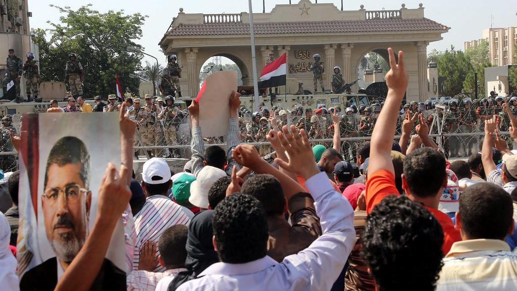 Des partisans du président égyptien déchu Mohamed Morsi manifestaient vendredi au Caire. [EPA/Mohammed Sabe]