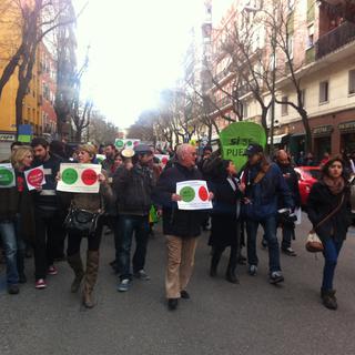 En Espagne, les manifestations consistent en des dénonciations publiques dans la rue ou devant le domicile des politiciens. [Valérie Demon]