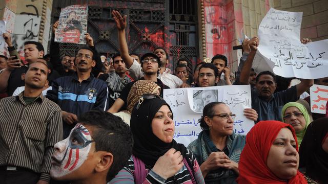 Les manifestants du Mouvement du 6 avril se sont réunis devant le bâtiment de la Cour suprême au Caire. [Johnatan Rashad]