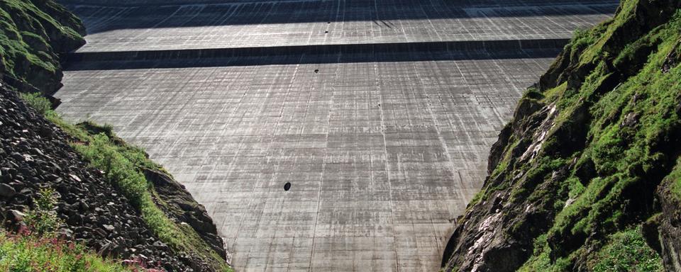 Le mur du barrage de la Grande-Dixence vu d'en-bas. [Andrée-Noëlle Pot]