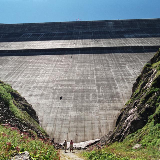 Le mur du barrage de la Grande-Dixence vu d'en-bas. [Andrée-Noëlle Pot]