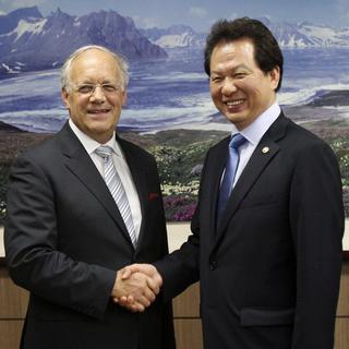 Le conseiller fédéral Johann Schneider-Ammann et son homologue sud-coréen Seo Nam-soo. [AP Photo/Ahn Young-joon]